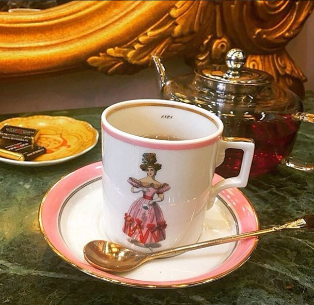 Чайная пара из коллекции Александра Васильева "Прелестница" в салоне Красота. Рецепт как разогнать тоску